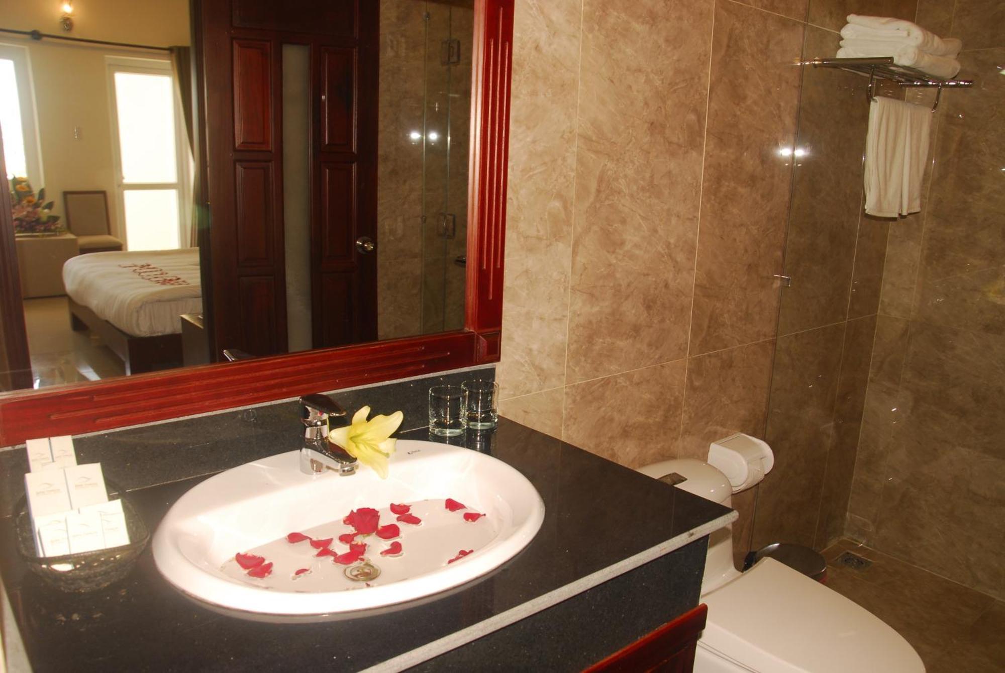 Ban Thach Riverside Hotel & Resort Tam Ky Room photo